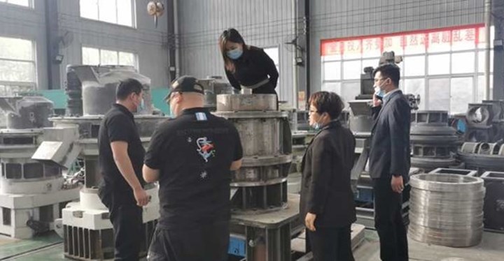 木屑顆粒機加工車間.jpg 木屑顆粒機加工車間.jpg