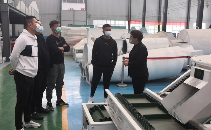 金格瑞銷售經理為鄂爾多斯客戶解說木屑顆粒機知識.jpg 金格瑞銷售經理為鄂爾多斯客戶解說木屑顆粒機知識.jpg
