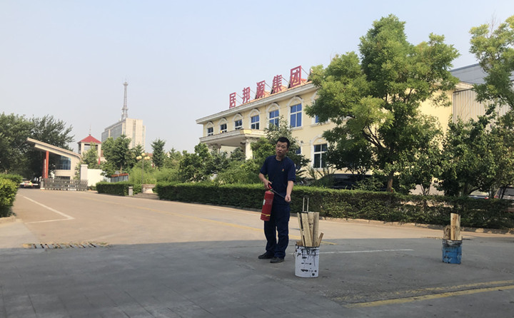 教官重點(diǎn)對(duì)消防法律法規(guī)、防火常識(shí)、逃生自救、滅火器的使用方法以及發(fā)生火災(zāi)時(shí)如何報(bào)火警、如何撲救初期火災(zāi)等消防常識(shí)進(jìn)行了詳細(xì)的講解。