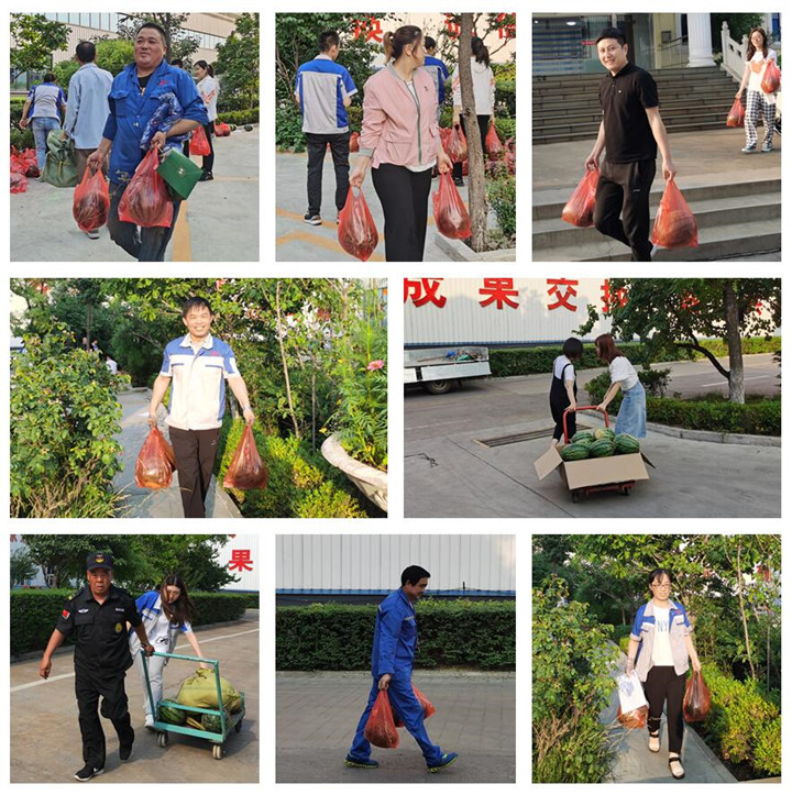 各部門派來領(lǐng)西瓜的代表，各個喜笑顏開.jpg