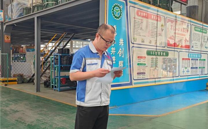 “患生于所忽，禍起于細微。”安全生產(chǎn)容不得半點松懈，必須警鐘長鳴、長抓不懈。電氣工程師王燦為大家培訓電氣安全注意事項、電焊氣割“十不準”等內(nèi)容。.jpg